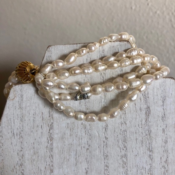 Freshwater Seed Pearl Bracelet w/ Gold Tone Clasp. - Picture 3 of 5